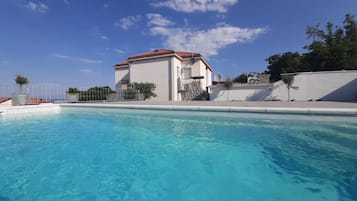 Piscina all'aperto, una piscina riscaldata, lettini