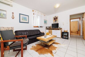 Apartment (A1) | Living room - Apartment Marijo (Malinska-Dubasnica)