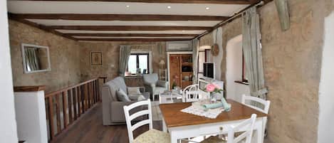 Private kitchen | Fridge, microwave, oven, stovetop
