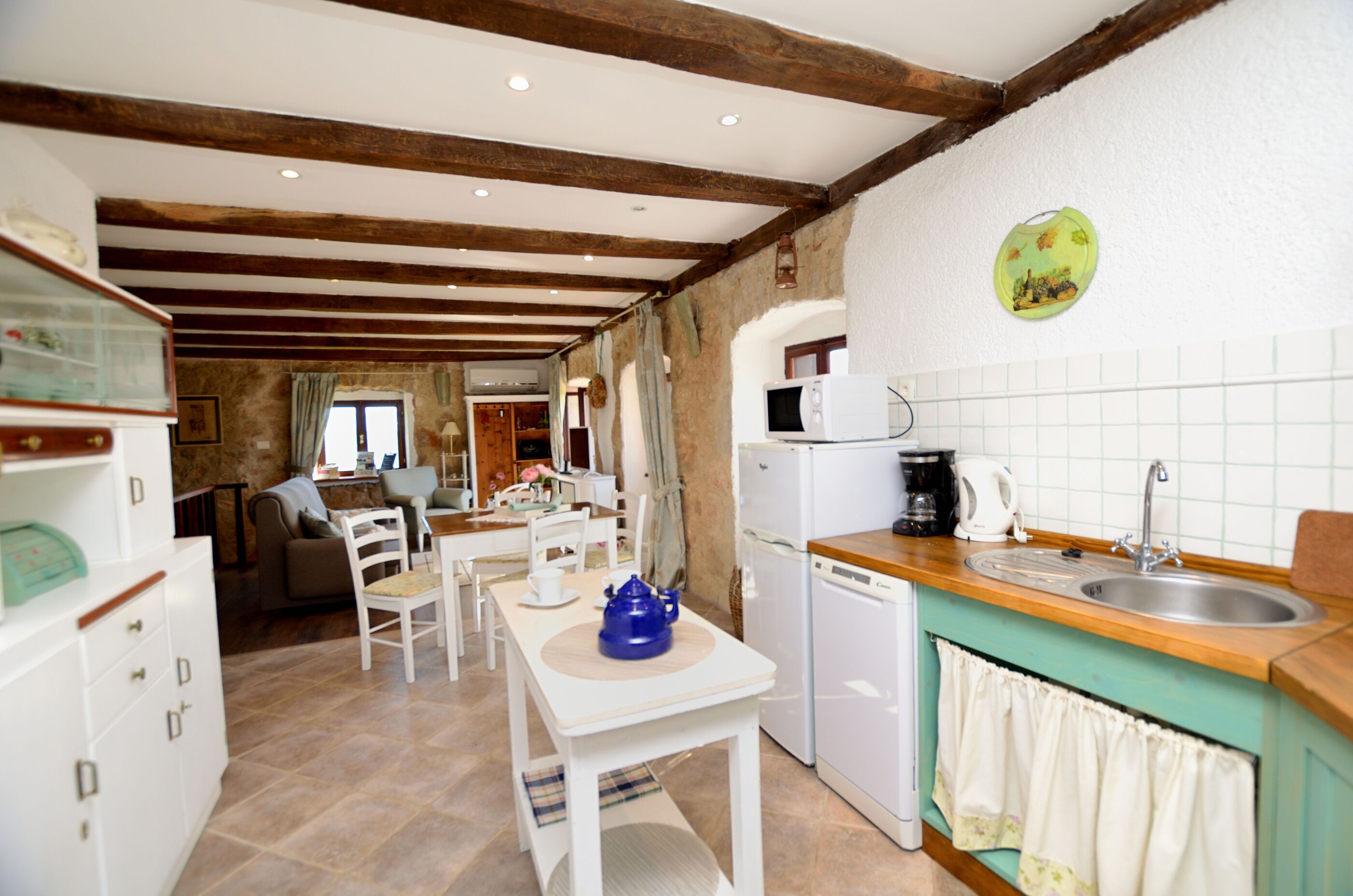 Private kitchen | Fridge, microwave, oven, stovetop