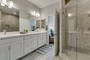 Combined shower/bathtub, hair dryer, towels - Wowie! This Resort Style Penthouse is it! 30 night Min (Chandler)