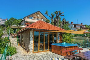 Outdoor dining - Apartments Ljiljana (Rab)