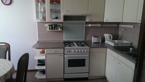 Private kitchen | Fridge, microwave, oven, stovetop
