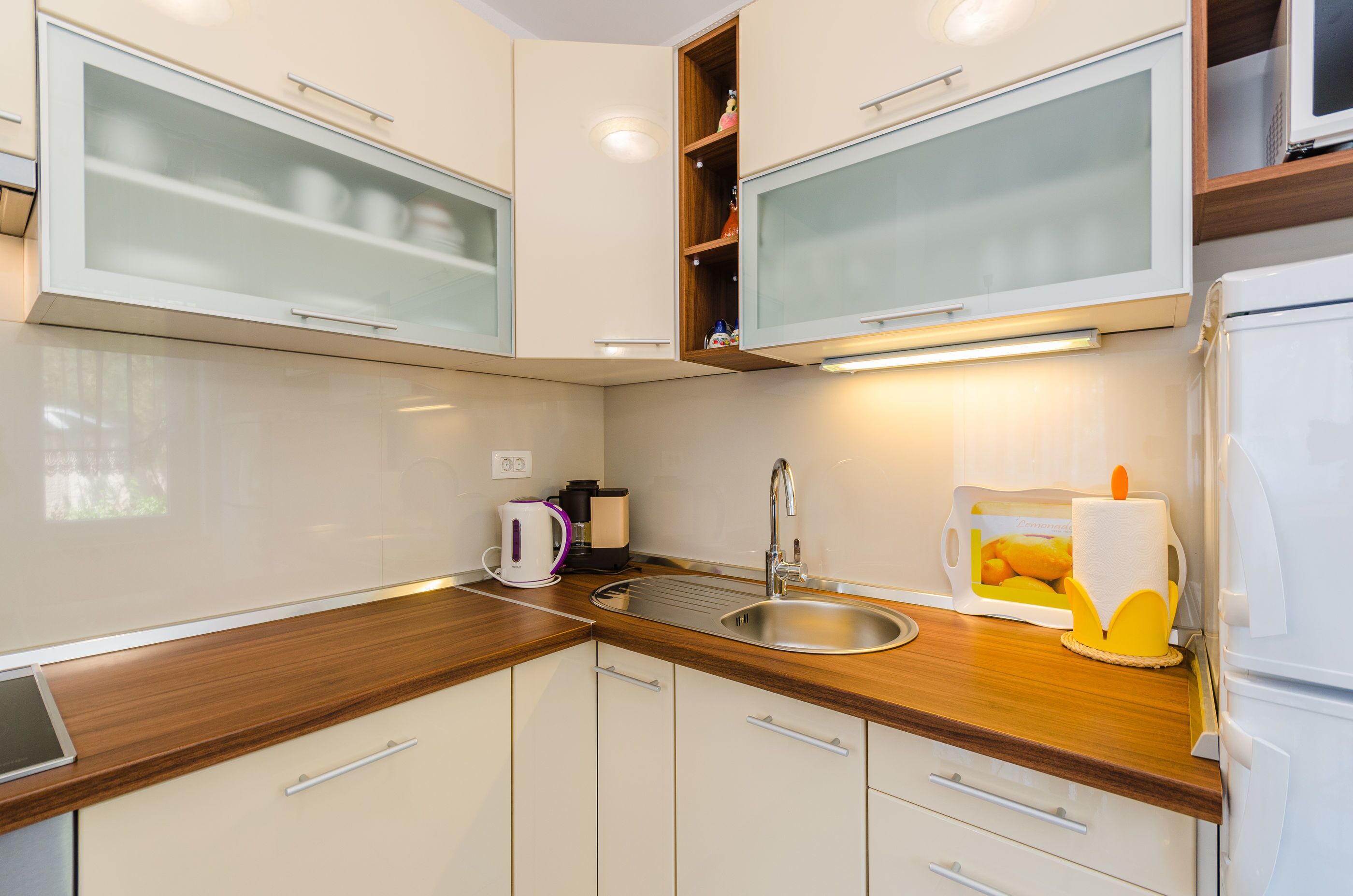 Private kitchen | Fridge, microwave, oven, stovetop