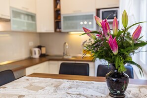 Private kitchen | Fridge, microwave, oven, stovetop