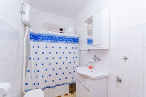Bathroom | Towels - Apartments Kursan (Okrug)