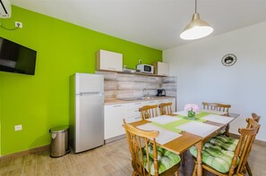 Cuisine privée | Réfrigérateur, four à micro-ondes, surface de cuisson