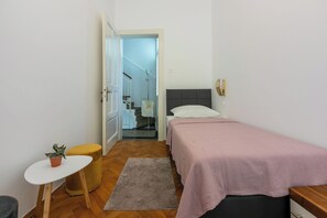 2 bedrooms, iron/ironing board, free WiFi