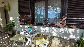 Room (S2) | Terrace/patio