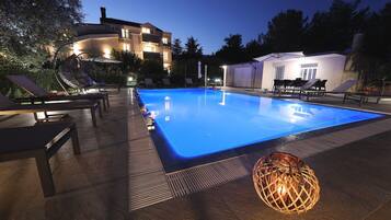 Hồ bơi ngoài trời