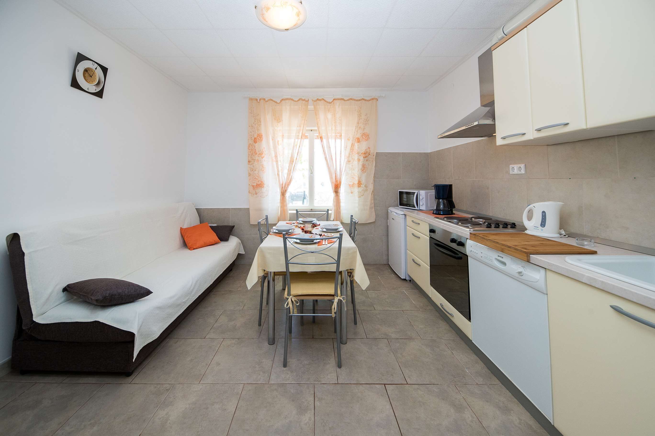 Eigene Küche | Kühlschrank, Mikrowelle, Ofen, Herdplatte