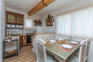 House | Private kitchen | Oven, electric kettle, toaster