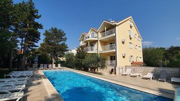 Outdoor pool, a heated pool