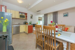 Eigene Küche | Kühlschrank, Mikrowelle, Ofen, Herdplatte