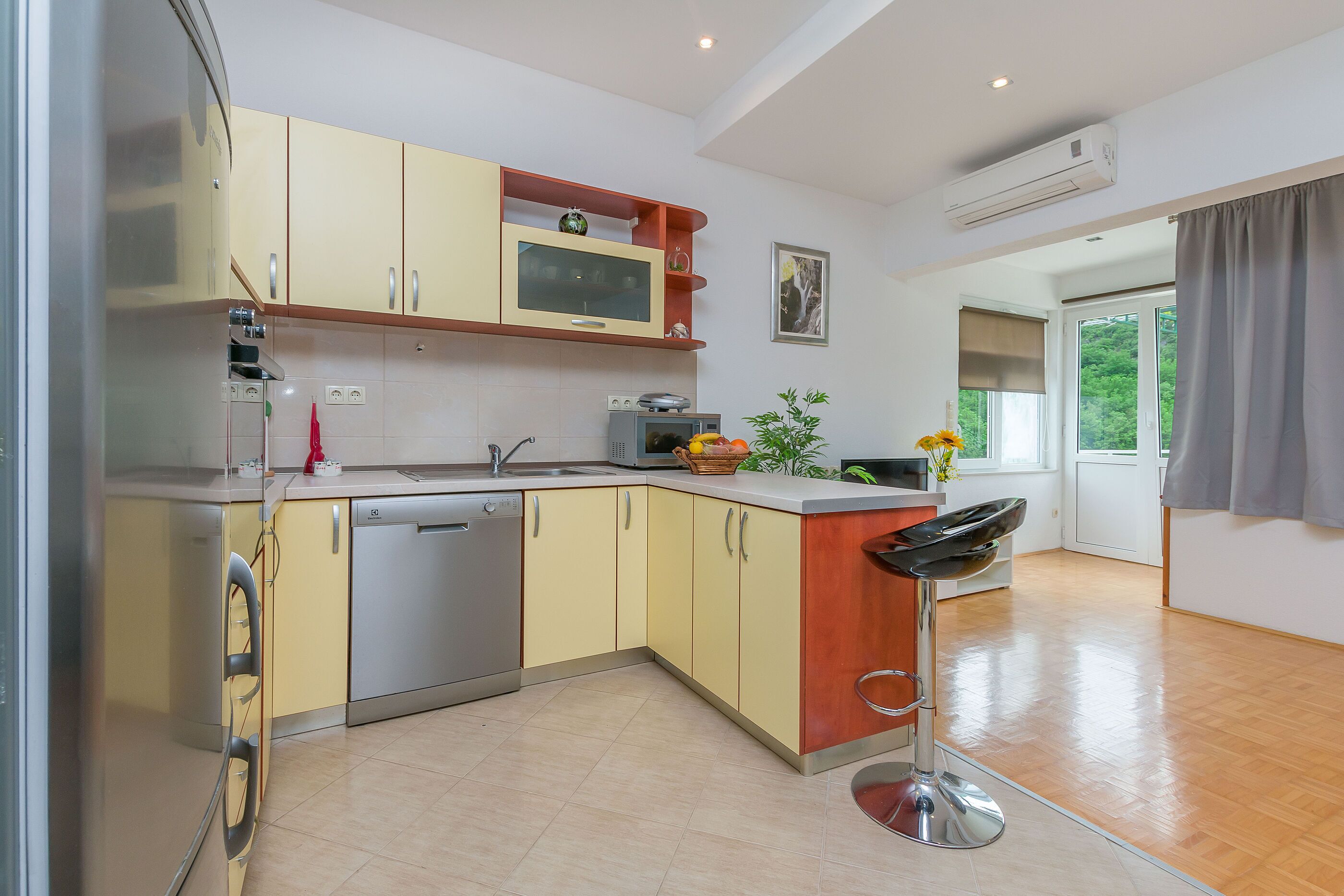 Private kitchen | Fridge, microwave, oven, stovetop