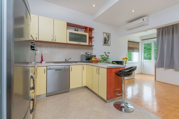 Private kitchen | Fridge, microwave, oven, stovetop