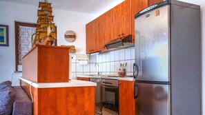 Private kitchen | Fridge, microwave, oven, stovetop