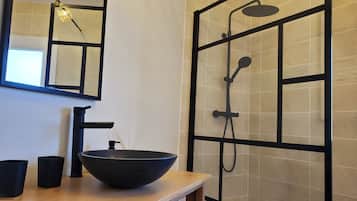Douche, sèche-cheveux, serviettes fournies, savon