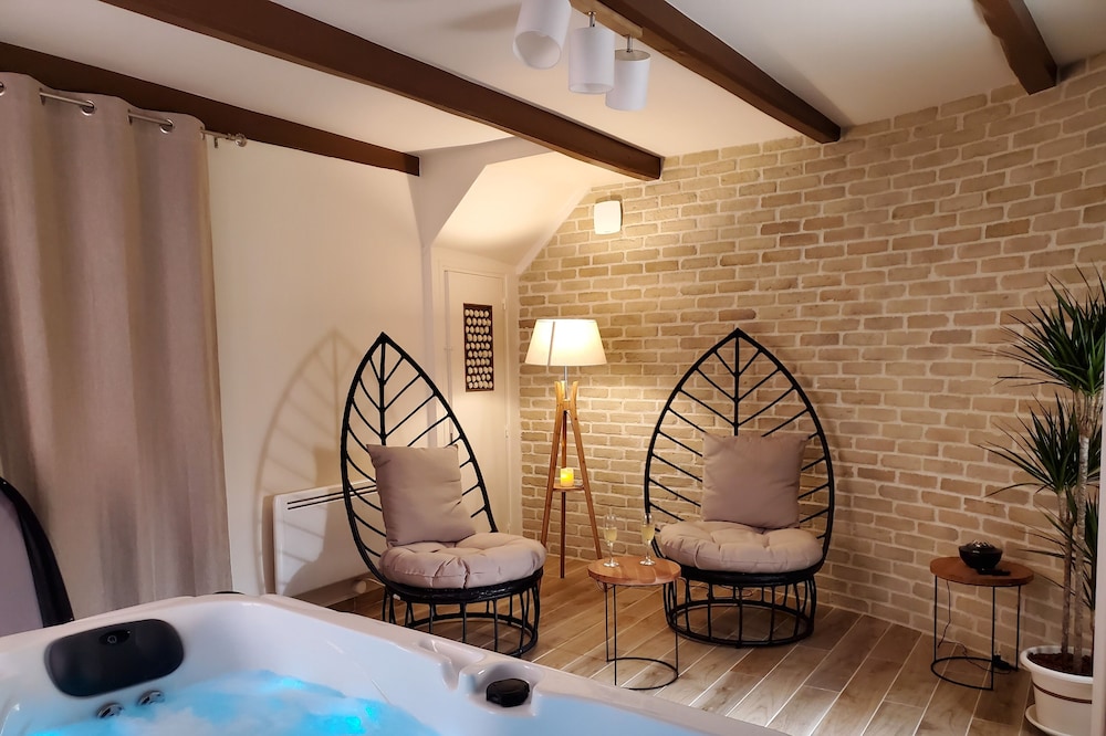 Jacuzzi Privatif Dans Maison de Village au Calme