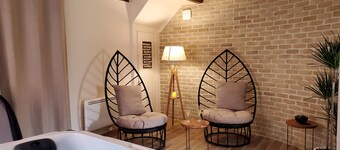 Jacuzzi Privatif Dans Maison de Village au Calme