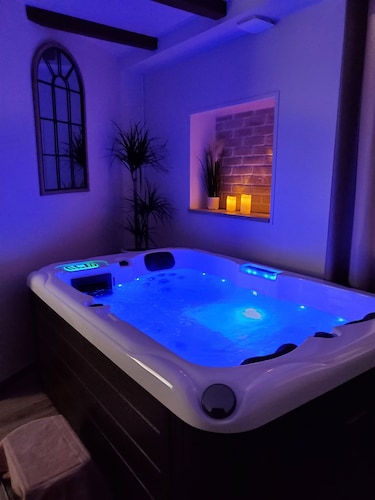 Jacuzzi privatif dans maison de village au calme