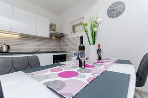 Eigene Küche | Kühlschrank, Mikrowelle, Ofen, Herdplatte