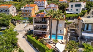 Ein Wohngebäude mit Schwimmbad, mehreren Balkonen und Solaranlage.