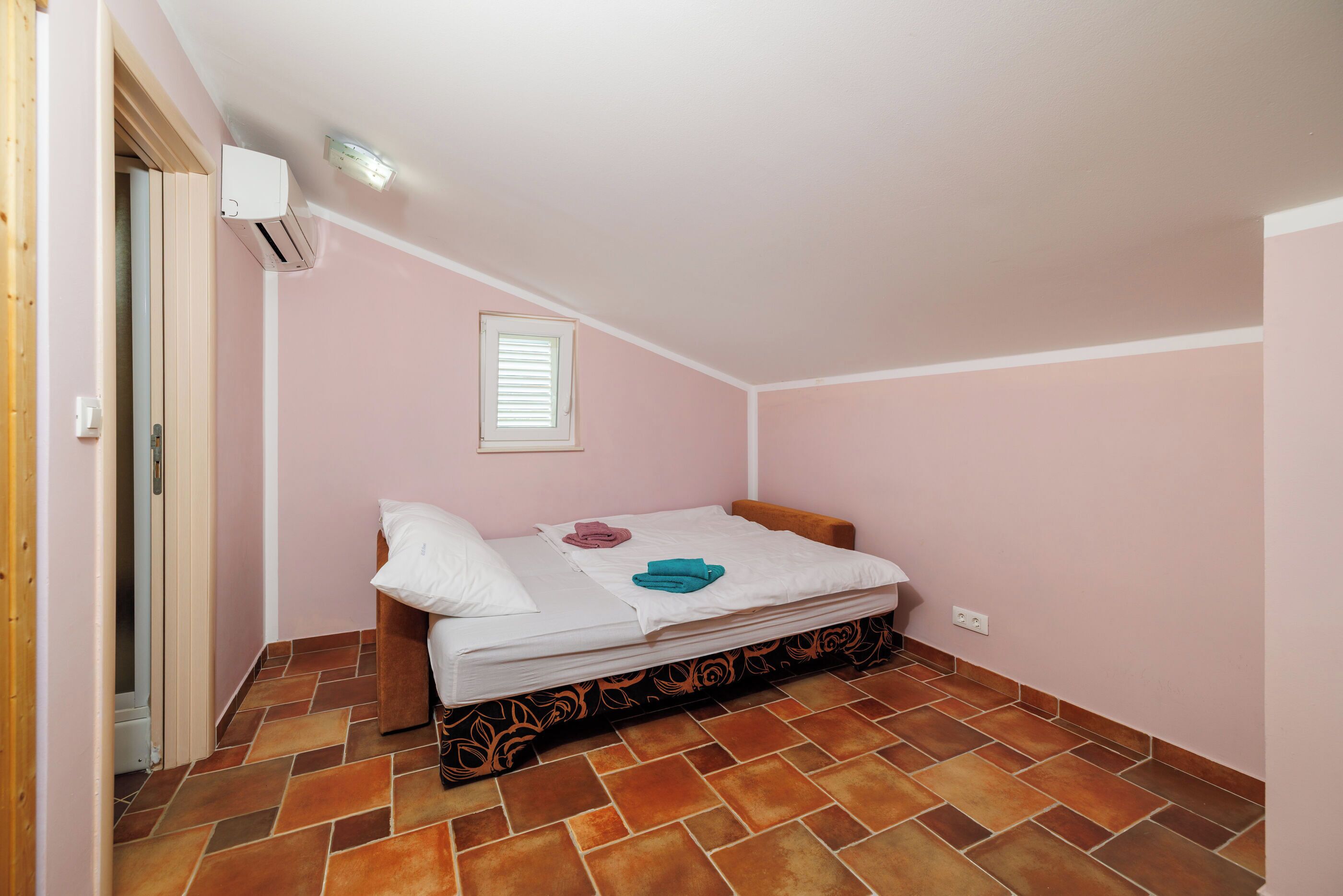 House | Iron/ironing board, free WiFi