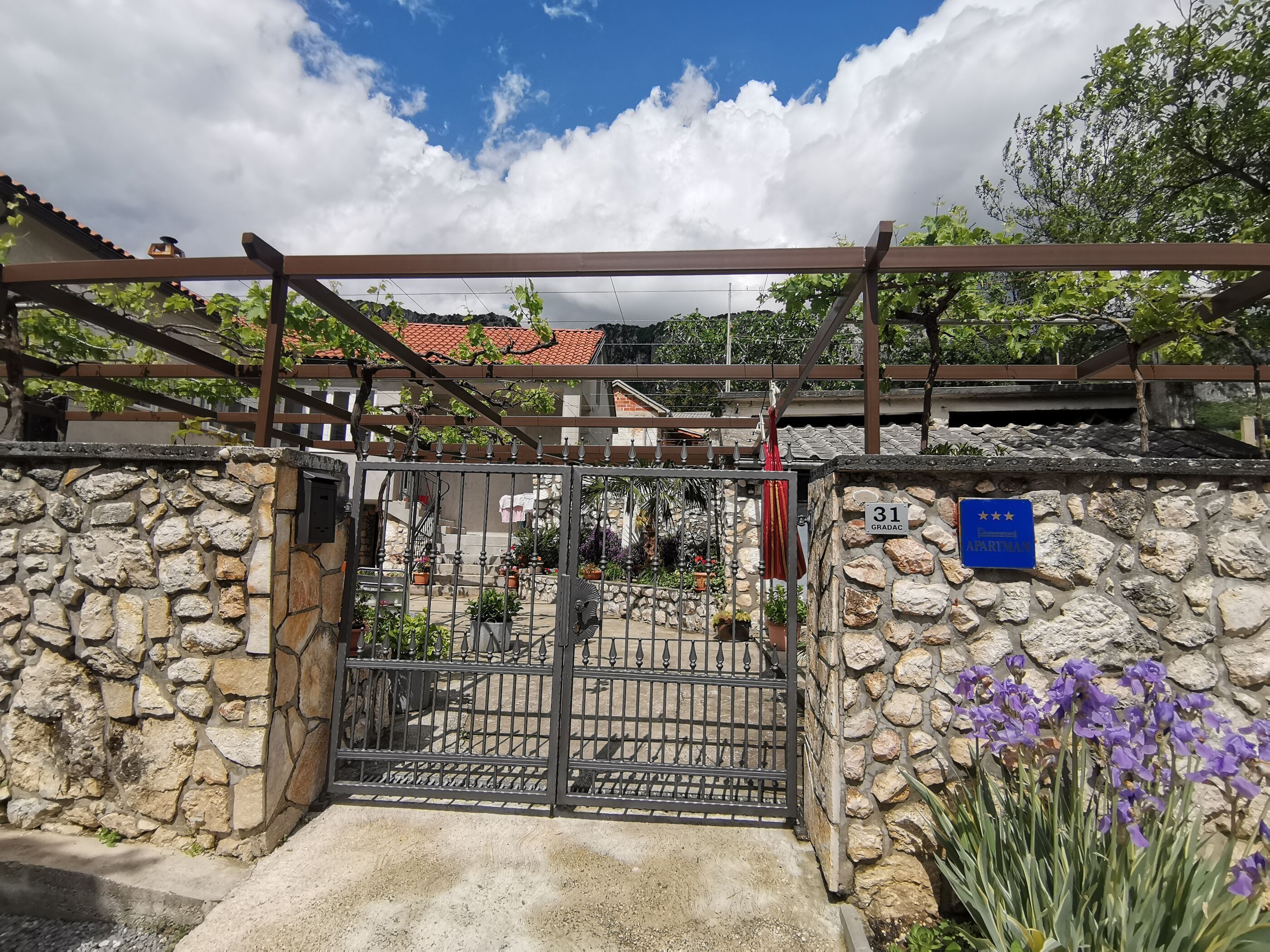 Khuôn viên nơi lưu trú