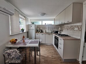 Eget kjøkken | Kjøleskap, ovn, kokeplater og oppvaskmaskin