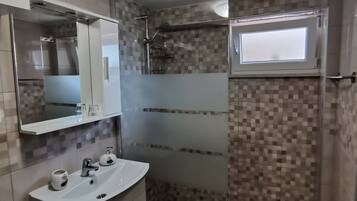 Bathroom | Shower
