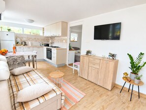 A modern apartment with a kitchen, dining area, and living room. - Apartment Maja (Bribir)
