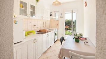 Apartment (A1) | Eigene Küche | Kühlschrank, Ofen, Herdplatte, Espressomaschine
