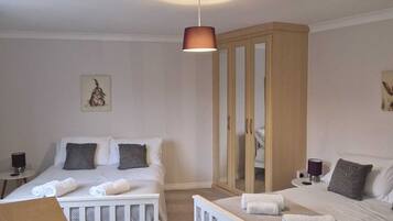 Family House | 4 bedrooms, iron/ironing board, free WiFi, bed sheets