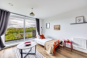 1 chambre, bureau, fer et planche à repasser, lit de bébé portatif