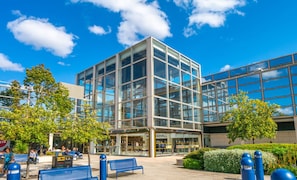 Un bâtiment moderne en verre, avec un ciel dégagé.