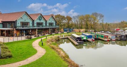 Penthouse Flat • Central MK • Balcony • Parking