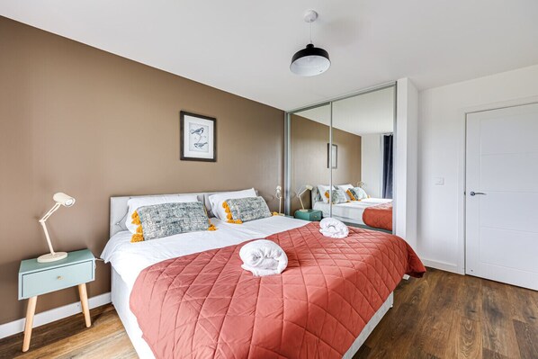 1 chambre, bureau, fer et planche à repasser, lit de bébé portatif