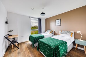 1 habitación, escritorio, tabla de planchar con plancha y cuna de viaje 