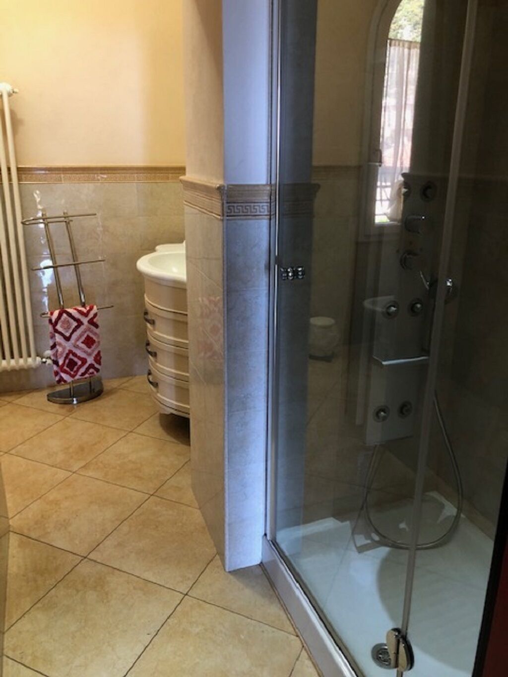 Dusche, Haartrockner, Bidet, Handtücher