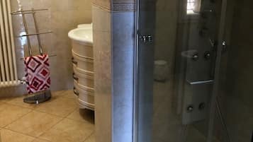 Dusche, Haartrockner, Bidet, Handtücher