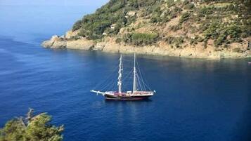 Una spiaggia nelle vicinanze