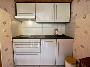 Frigorífico, microondas, placa de cocina y lavavajillas