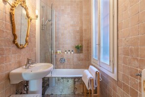 Bathtub, bidet - GuestHost - Our apartment is located in one of the most dynamic neighborhoods of the city, a great location for walking to the main attractions such as Piazza Maggiore, the Two Towers and via Indipendenza, famous for shopping.The apartment is in a centra (Bologna)