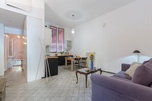 Living area - GuestHost - Our apartment is located in one of the most dynamic neighborhoods of the city, a great location for walking to the main attractions such as Piazza Maggiore, the Two Towers and via Indipendenza, famous for shopping.The apartment is in a centra (Bologna)