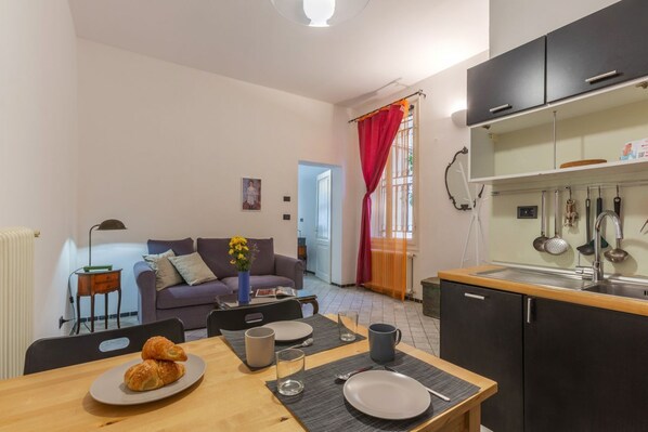Living area - GuestHost - Our apartment is located in one of the most dynamic neighborhoods of the city, a great location for walking to the main attractions such as Piazza Maggiore, the Two Towers and via Indipendenza, famous for shopping.The apartment is in a centra (Bologna)