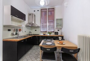 Private kitchen - GuestHost - Our apartment is located in one of the most dynamic neighborhoods of the city, a great location for walking to the main attractions such as Piazza Maggiore, the Two Towers and via Indipendenza, famous for shopping.The apartment is in a centra (Bologna)