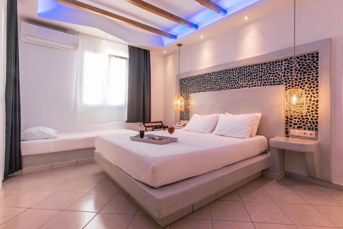 Deluxe Triple Room | In-room safe, blackout curtains, free wired Internet, bed sheets
