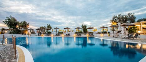 Piscine extérieure, parasols de plage, chaises longues