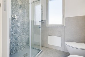Shower, bidet - GuestHost - Bright and modern 120 sqm apartment with two balconies and a wonderful terrace on the upper level of about 50 sqm, with tables and chairs. The flat can accommodate up to 6 people (three double bedrooms) and is located on the 2nd floor of a bu (Palermo)